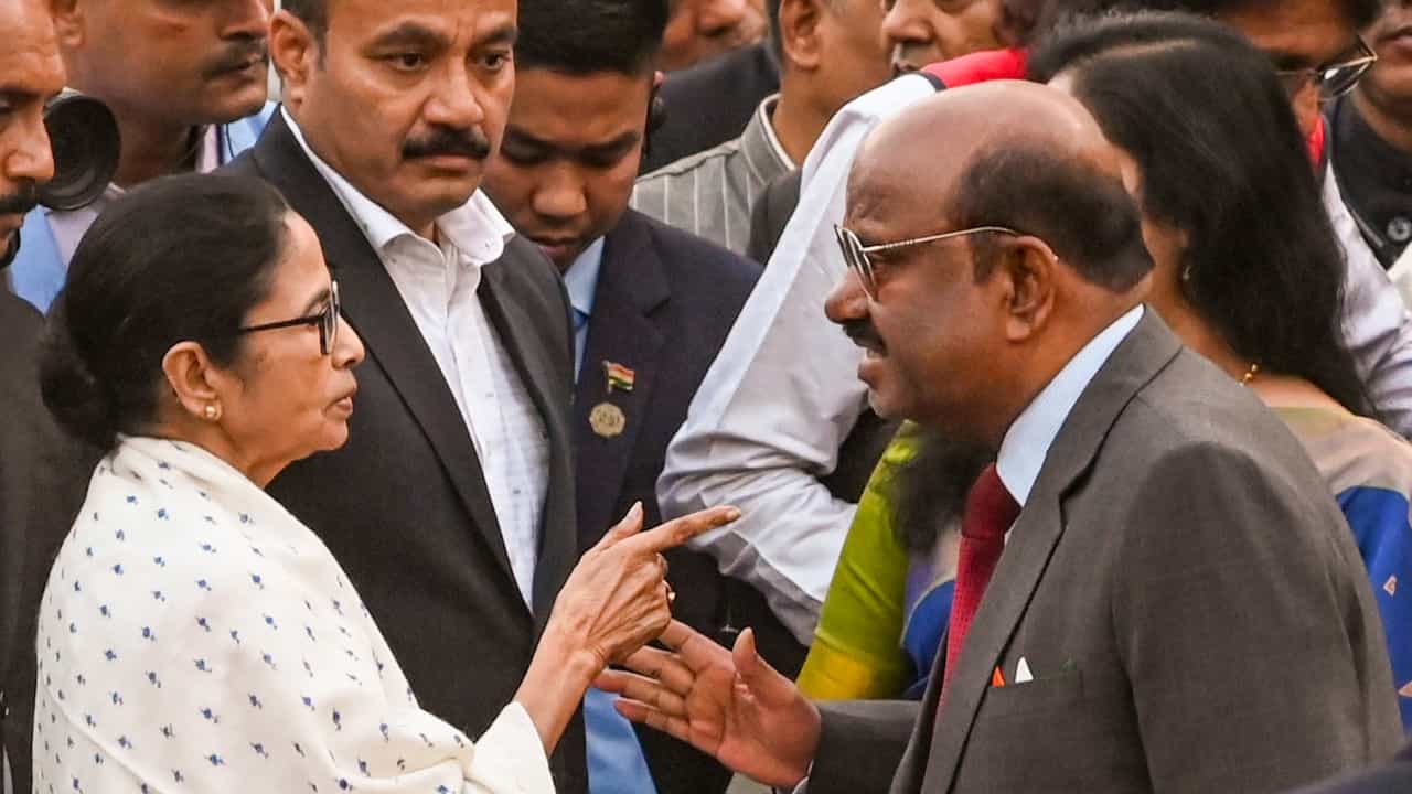 44 കോടി രൂപ മാന നഷ്ടം, മമതക്കും എംഎൽഎമാർക്കും നോട്ടീസയച്ച് ഗവർണർ സിവി ആനന്ദ ബോസ്