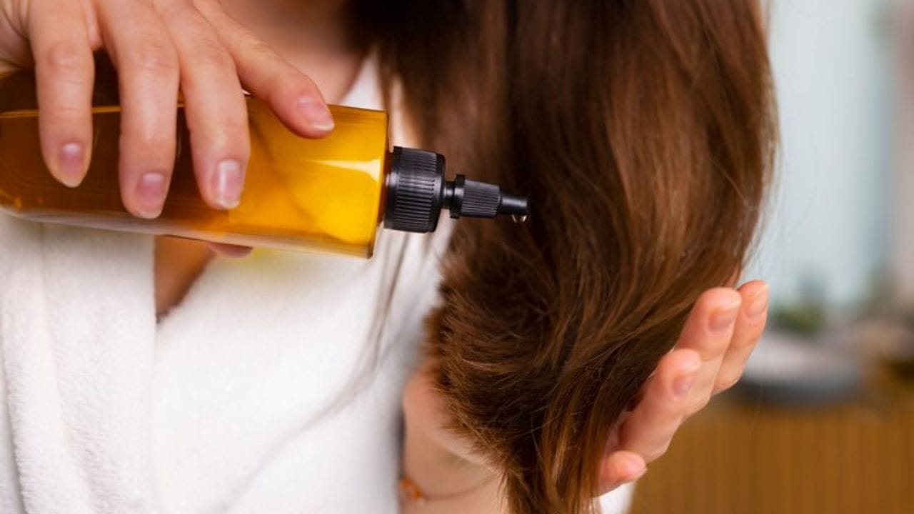 നല്ല കാച്ചിയ വെളിച്ചെണ്ണ തേക്കുന്നത് മുടിയുടെ ഭംഗി വര്‍ധിപ്പിക്കാനും മുടി വളരാനും സഹായിക്കുന്നു. തലയോട്ടിയെ പരിപോഷിപ്പിക്കുകയും രക്തയോട്ടത്തെ വേഗത്തിലാക്കി മുടിയുടെ വളര്‍ച്ചയ്ക്ക് എണ്ണ സഹായിക്കുന്നു. എന്നാല്‍ മുടിയില്‍ എണ്ണ ഇടുമ്പോള്‍ ചെയ്യുന്ന ചില തെറ്റുകള്‍ മുടി കൊഴിച്ചിലിന് കാരണമാകും. എങ്ങനെയാണ് എണ്ണയിടുന്നത് മുടി കൊഴിച്ചിലിന് കാരണമാകുന്നതെന്ന് നോക്കാം. (Image Credits: Freepik)