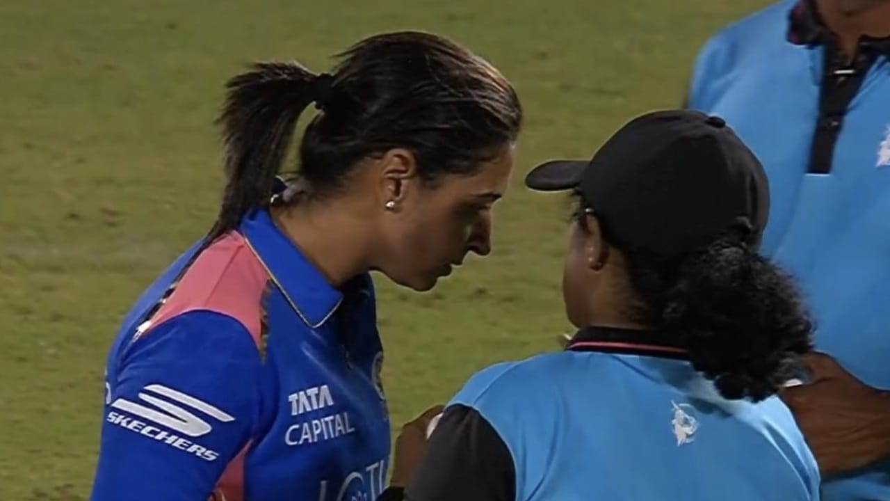 വനിതാ പ്രീമിയർ ലീഗിൽ ഇന്നലെ നടന്ന ഡൽഹി ക്യാപിറ്റൽസ് - മുംബൈ ഇന്ത്യൻസ് മത്സരത്തിലെ പല അമ്പയർ തീരുമാനങ്ങളും വിവാദമായിരുന്നു. അവസാന പന്തിലെ റണ്ണൗട്ടടക്കം വിവാദമായി. ഇക്കാര്യത്തിൽ തേർഡ് അമ്പയറിന് തെറ്റുപറ്റിയെന്നതാണ് പൊതുവെയുള്ള വിമർശനം. മത്സരത്തിൽ ഡൽഹി ക്യാപിറ്റൽസ് അവസാന പന്തിൽ രണ്ട് വിക്കറ്റിന് വിജയിച്ചിരുന്നു. (Image Courtesy - Social Media)