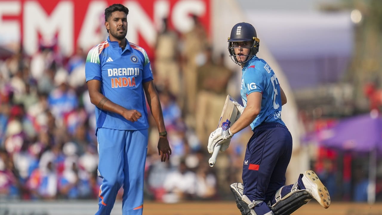 ഇംഗ്ലണ്ടിനെതിരായ ഏകദിന പരമ്പരയിലെ ആദ്യ മത്സരത്തില്‍ രണ്ട് പേരാണ് ഇന്ത്യയ്ക്ക് വേണ്ടി അരങ്ങേറിയത്. യശ്വസി ജയ്‌സ്വാളും ഹര്‍ഷിത് റാണയും. അരങ്ങേറ്റത്തില്‍ ജയ്‌സ്വാളിന് കാര്യമായി തിളങ്ങാനായില്ല. നേടിയത് 22 പന്തില്‍ 15 റണ്‍സ് മാത്രം. തുടക്കത്തില്‍ നിരാശപ്പെടുത്തിയെങ്കിലും ഹര്‍ഷിത് റാണ ശക്തമായി മത്സരത്തിലേക്ക് തിരികെയെത്തി (Image Credits : PTI)