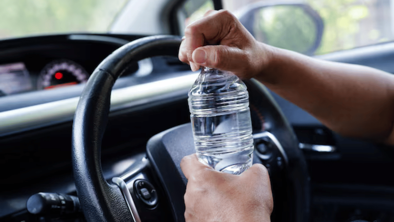 Health Tips: കാറിൽ വച്ച പഴകിയ വെള്ളം കുടിക്കാറുണ്ടോ? അപകടമാണ്, ഇക്കാര്യങ്ങൾ അറിഞ്ഞിരിക്കണം