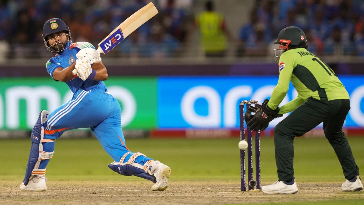 ഇന്ത്യയും പാകിസ്താനും തമ്മിൽ ക്രിക്കറ്റ് കളിക്കണമെങ്കിൽ അതിർത്തിയിൽ സമാധാനമുണ്ടാവണമെന്ന് മുൻ ദേശീയ താരം സുനിൽ ഗവാസ്കർ. അതിർത്തിയിൽ പ്രശ്നങ്ങൾ തുടരുന്നിടത്തോളം കാലം ഇന്ത്യയും പാകിസ്താനും തമ്മിൽ ക്രിക്കറ്റ് കളിക്കില്ല എന്നും അദ്ദേഹം പറഞ്ഞു. ടെൻ സ്പോർട്സിൻ്റെ ഡ്രസിങ് റൂം എന്ന ഷോയിൽ സംസാരിക്കുകയായിരുന്നു സുനിൽ ഗവാസ്കർ. (Image Credits - PTI)
