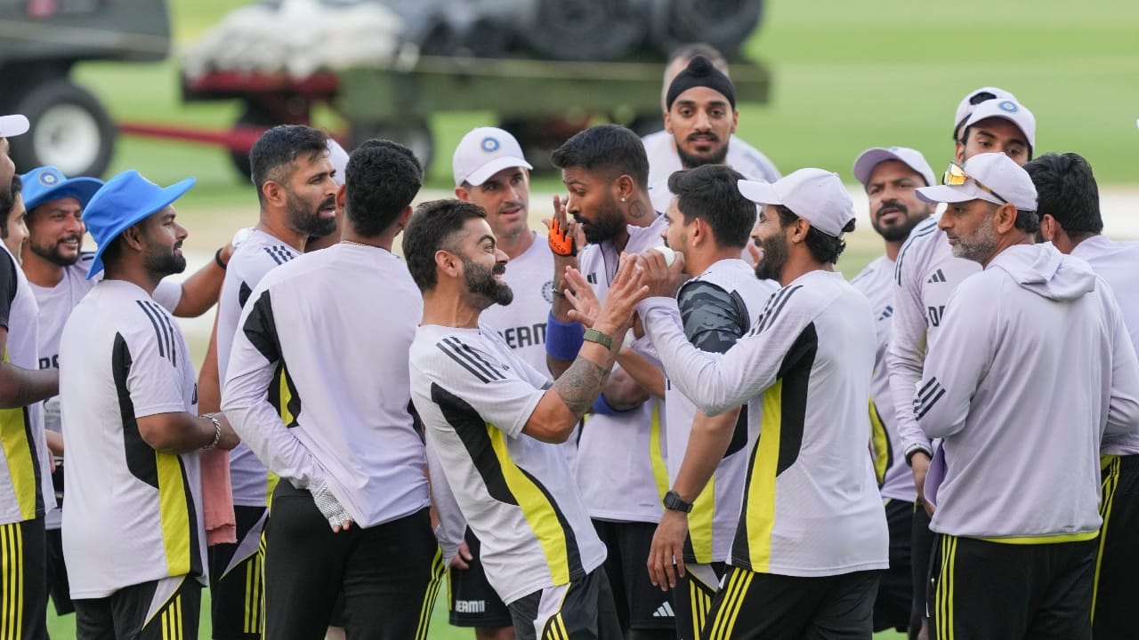 ചാമ്പ്യൻസ് ട്രോഫിയിൽ ഇന്ത്യക്ക് ഇന്ന് ആദ്യ മത്സരം. ബംഗ്ലാദേശാണ് ആദ്യ മത്സരത്തിൽ ഇന്ത്യയുടെ എതിരാളികൾ. ദുബായ് രാജ്യാന്തര സ്റ്റേഡിയത്തിൽ ഇന്ത്യൻ സമയം ഉച്ചകഴിഞ്ഞ് 2.30 നാണ് മത്സരം. ചാമ്പ്യൻസ് ട്രോഫിയിൽ ഇന്ത്യ അടക്കം ആരെയും തോല്പിക്കുമെന്ന വെല്ലുവിളിയോടെയാണ് ബംഗ്ലാദേശ് എത്തുന്നത്. ഇതിൻ്റെ ഫലവും ഇന്നറിയാം. (Image Credits - PTI)