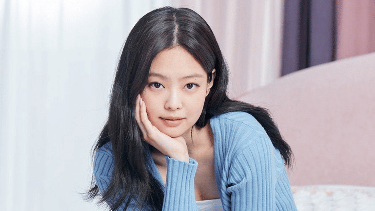 ലോക പ്രശസ്ത കൊറിയൻ സംഗീത ബാൻഡായ 'ബ്ലാക്ക്പിങ്കി'ലെ അംഗമാണ് ജെന്നി. അടുത്തിടെയാണ് 'ലവ് ഹാങ്ങോവർ' എന്ന പുതിയ സിംഗിൾ താരം റിലീസ് ചെയ്തത്. ഗാനത്തിന്റെ പ്രമോഷൻ പരിപാടികളുടെ തിരക്കിലാണ് താരം. ഇപ്പോഴിതാ അടുത്തിടെ നൽകിയ ഒരു അഭിമുഖത്തിലെ ജെന്നിയുടെ വാക്കുകളാണ് കെ-പോപ്പ് ആരാധകർക്കിടയിൽ ശ്രദ്ധ നേടുന്നത്. (Image Credits: X)