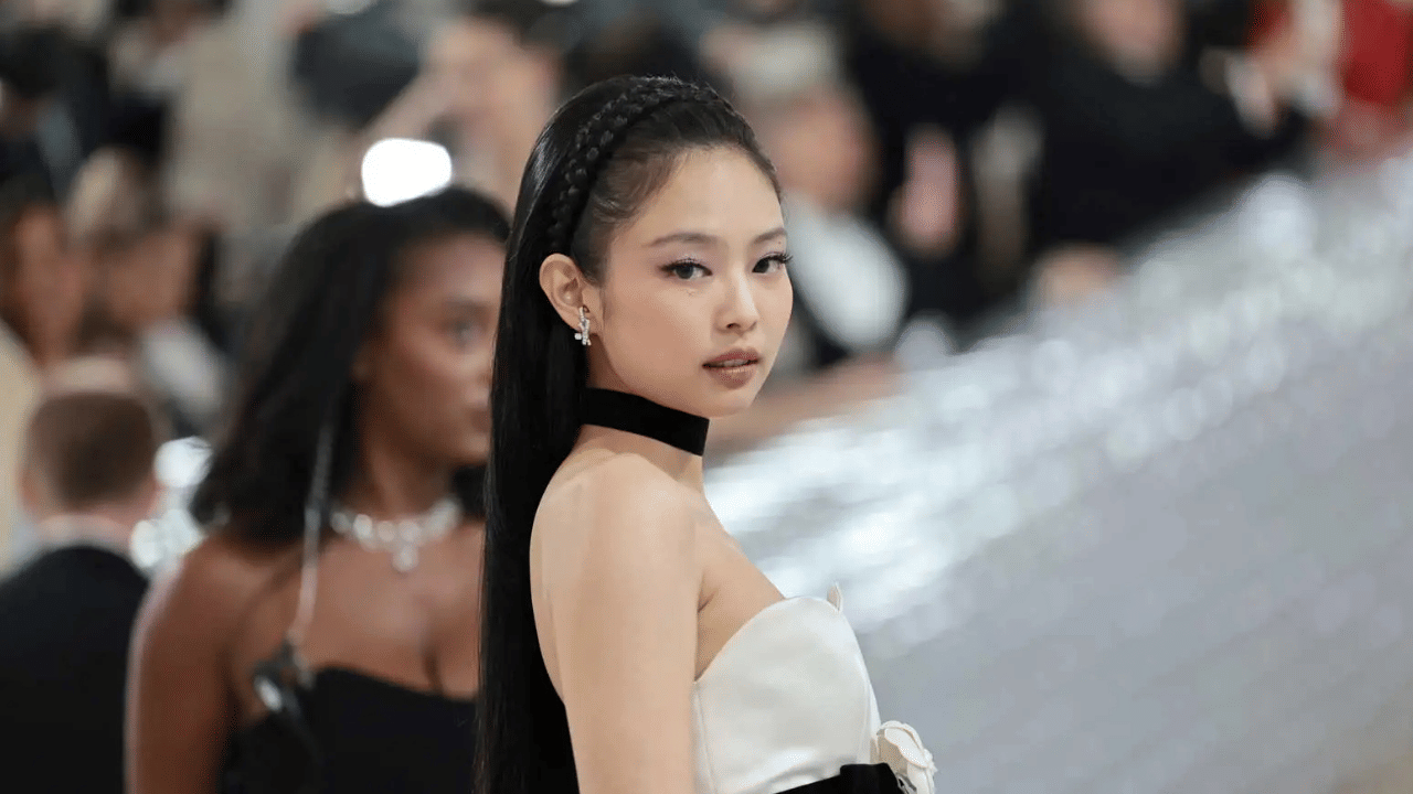 ഒരു സംഗീത ബാൻഡ് മറ്റ് സംഗീത ബാൻഡുകളെ പ്രമോട്ട് ചെയ്യുന്ന ഒരു പതിവ് കൊറിയൻ സംഗീത ലോകത്ത് ഉണ്ട്. ഒരു ഗ്രൂപ്പ് പുതിയതായി ആൽബം പുറത്തിറക്കുകയാണെങ്കിൽ, അതിലെ ഒരു ഗാനത്തിന്റെ ഡാൻസ് ചലഞ്ചിൽ മറ്റ് ഗ്രൂപ്പുകളിലെ അംഗങ്ങൾ പങ്കെടുക്കും. പ്രമുഖ ബാൻഡായ ബിടിഎസ് ഉൾപ്പടെയുള്ളവർ ഇതിന്റെ ഭാഗമാകാറുണ്ട്. (Image Credits: X)