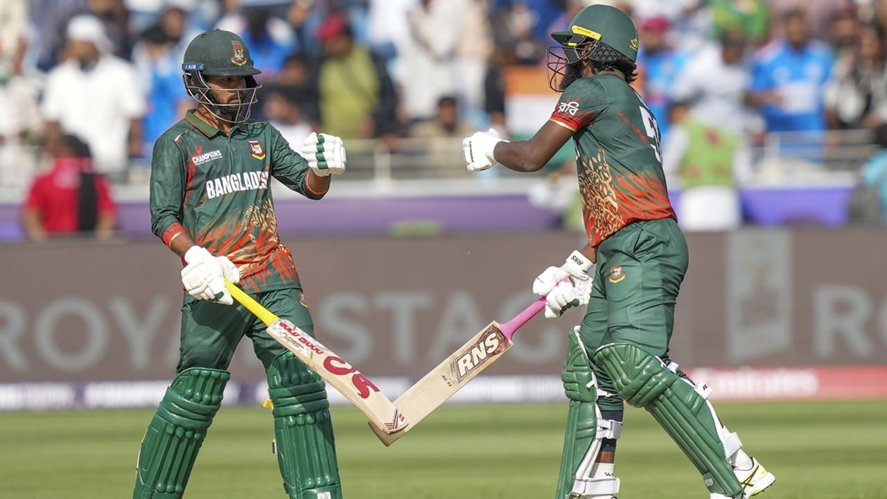 ചാമ്പ്യന്‍സ് ട്രോഫിയില്‍ കഴിഞ്ഞ ദിവസം നടന്ന ഇന്ത്യയ്‌ക്കെതിരായ മത്സരത്തില്‍ തുടക്കത്തില്‍ കൂട്ടത്തകര്‍ച്ച നേരിട്ട ബംഗ്ലാദേശിന് ആശ്വാസ സ്‌കോര്‍ സമ്മാനിച്ചത് ജാക്കര്‍ അലിയുടെയും, തൗഹിദ് ഹൃദോയിയുടെയും ആറാം വിക്കറ്റ് കൂട്ടുക്കെട്ടിലെ ബാറ്റിംഗാണ്.  അലിയെ പൂജ്യത്തില്‍ പുറത്താക്കാനുള്ള അവസരം ഇന്ത്യ പാഴാക്കിയിരുന്നു. അക്‌സര്‍ പട്ടേലിന്റെ പന്തില്‍ ക്യാച്ചിനുള്ള അവസരം ക്യാപ്റ്റന്‍ രോഹിത് ശര്‍മയാണ് നഷ്ടപ്പെടുത്തിയത്. അക്‌സറിന് ഹാട്രിക് നേടുന്നതിനുള്ള അവസരമാണ് ഇതോടെ നഷ്ടമായത് (Image Credits : PTI)