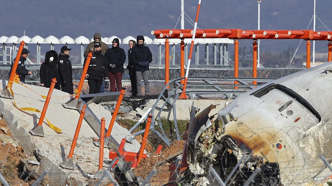 ഡിസംബര്‍ 29ന് ദക്ഷിണ കൊറിയയിലെ മുവാന്‍ അന്താരാഷ്ട്ര വിമാനത്താവളത്തില്‍ ലാന്‍ഡിംഗിന് ശ്രമിക്കുന്നതിനിടെ ജെജു എയര്‍ ഫ്‌ളൈറ്റ് 2216 അപകടത്തില്‍പെട്ട് വിമാനത്തിലുണ്ടായിരുന്ന 179 പേരാണ് മരിച്ചത്. രണ്ട് പേര്‍ രക്ഷപ്പെട്ടു. ബാങ്കോക്കില്‍ നിന്ന് മുവാനിലേക്ക് പോയ വിമാനം, ലാന്‍ഡിംഗിനിടെ റണ്‍വേയില്‍ നിന്ന് തെന്നിമാറി ഇടിക്കുകയായിരുന്നു. പിന്നാലെ തീപിടിച്ചു. പക്ഷിയിടിച്ചതാണ് അപകടകാരണമെന്ന് സംശയിക്കുന്നു