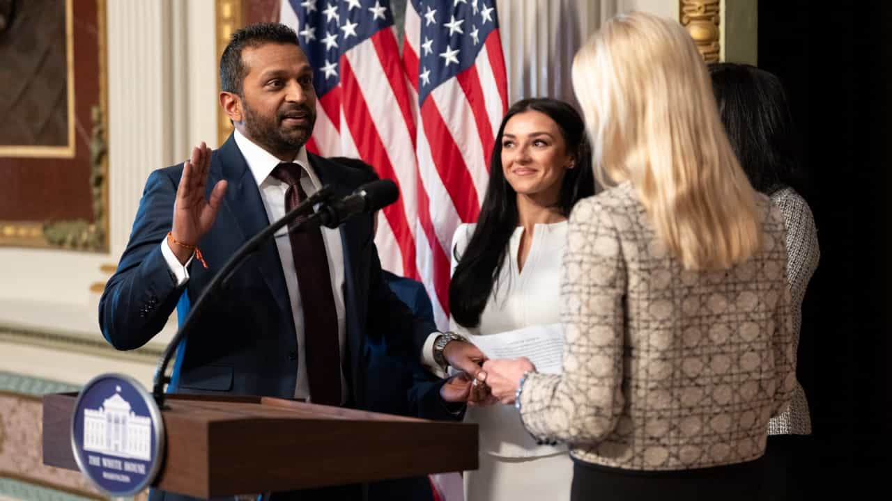 Kash Patel: സത്യപ്രതിജ്ഞ ഭഗവത് ഗീത കയ്യിൽ വച്ച്; എഫ്ബിഐ ഡയറക്ടറായി കാഷ് പട്ടേൽ ചുമതലയേറ്റു