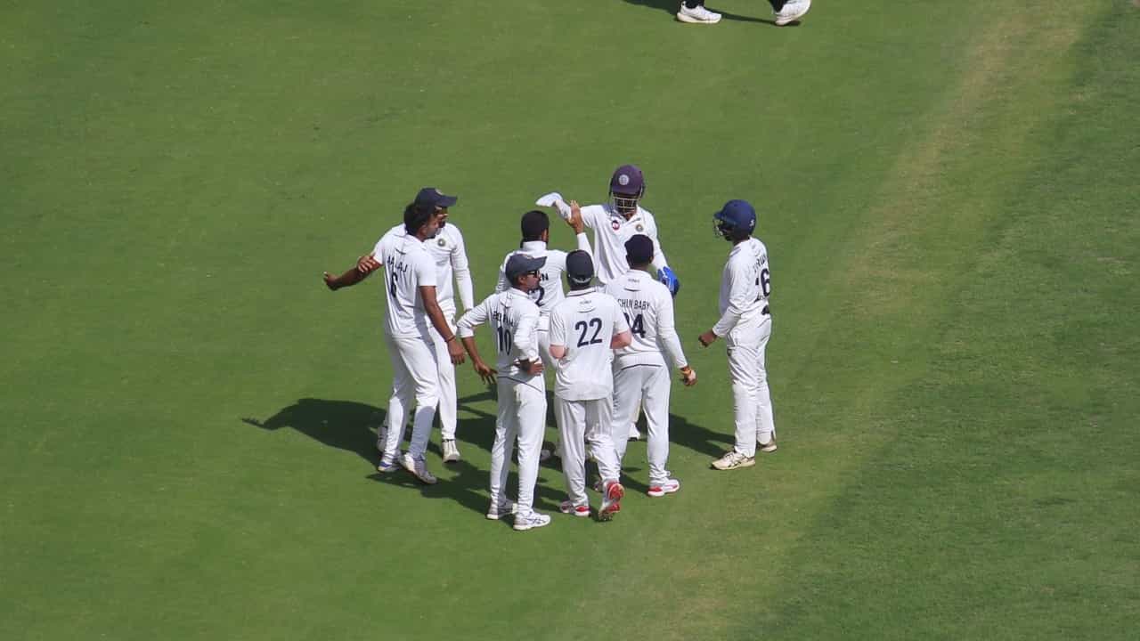 Ranji Trophy: സിനിമാക്കഥയ്ക്ക് തകർപ്പൻ ക്ലൈമാക്സ്; ഗുജറാത്തിനെതിരെ കേരളത്തിന് രണ്ട് റൺ ലീഡ്; ചരിത്രഫൈനൽ ഒരു വിളിപ്പാടകലെ