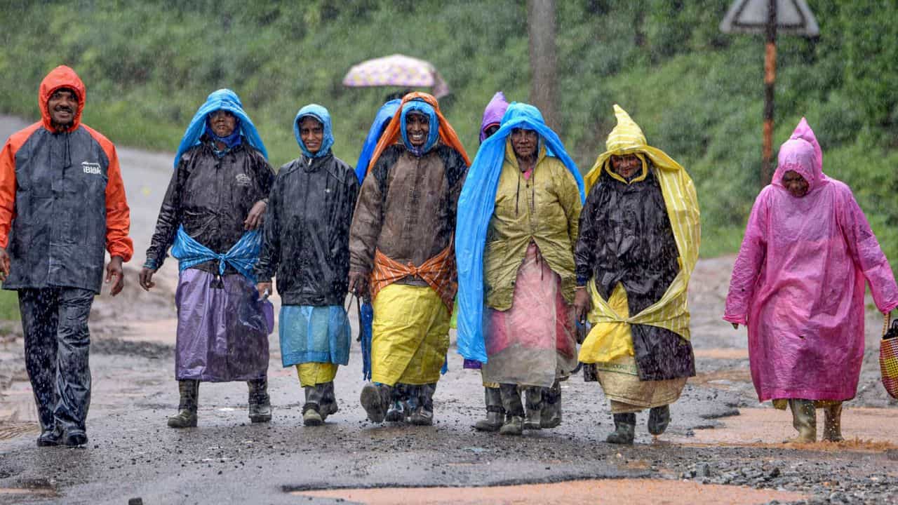 Kerala Rain Alert : കുംഭ മാസത്തെ ചൂടിന് ആശ്വാസമായി വേനൽ മഴയെത്തുന്നു; ഒപ്പം ഇടിമിന്നലും ഉണ്ടാകും