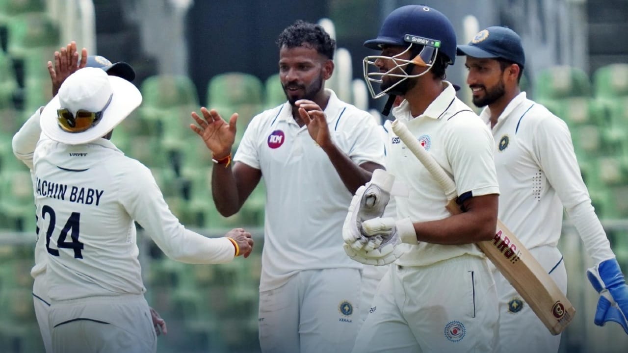 കേരളവും ഗുജറാത്തും തമ്മിലുള്ള രഞ്ജി ട്രോഫി മത്സരം ഫോട്ടോഫിനിഷിലേക്ക്. കേരളത്തിൻ്റെ ആദ്യ ഇന്നിംഗ്സിന് മറുപടിയായി ഇറങ്ങിയ ഗുജറാത്ത് നാലാം ദിവസം ഉച്ചഭക്ഷണത്തിന് പിരിയുമ്പോൾ അഞ്ച് വിക്കറ്റ് നഷ്ടത്തിൽ 325 റൺസെന്ന നിലയിലാണ്. കേരളത്തിൻ്റെ സ്കോറിൽ നിന്ന് ഇനിയും 132 റൺസ് അകലെയാണ് ഗുജറാത്ത്. (Image Courtesy - Social Media)