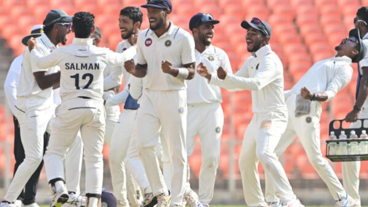 രഞ്ജി ട്രോഫി സെമിഫൈനലിൽ കേരളം മുന്നോട്ടുവച്ച 457 റൺസിന് മറുപടിയുമായി ബാറ്റിംഗിനിറങ്ങിയ ഗുജറാത്ത് 9 വിക്കറ്റ് നഷ്ടത്തിൽ 455 റൺസെടുത്ത് നിൽക്കുന്നു. രണ്ട് റൺസ് കൂടി നേടിയാൽ ഗുജറാത്ത് കേരളത്തിനൊപ്പം. ഗ്രൂപ്പ് ഘട്ടത്തിൽ കേരളത്തെക്കാൾ പോയിൻ്റ് കൂടുതലുള്ളതുകൊണ്ട് തന്നെ ഗുജറാത്തിന് ഫൈനലിലെത്താൻ ആ സ്കോർ തന്നെ മതിയായിരുന്നു. (Image Courtesy - Social Media)