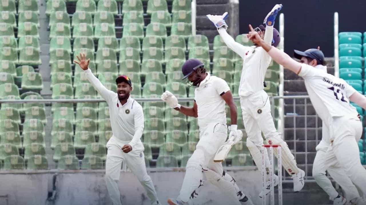 Ranji Trophy Kerala vs Gujarat : പ്രതീക്ഷകൾ മങ്ങുന്നു, ഇനി അത്ഭുതം നടക്കേണ്ടി വരും; രഞ്ജിയിൽ ലീഡിനായി പൊരുതി കേരളവും ഗുജറാത്തും