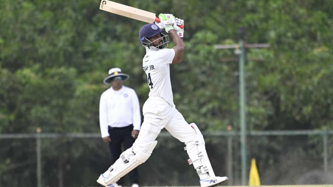 Ranji Trophy: വന്മലയായി അസ്ഹറുദ്ദീൻ; ഗുജറാത്തിനെതിരെ സെമിഫൈനലിൽ കേരളത്തിന് പടുകൂറ്റൻ സ്കോർ Ranji Trophy: വന്മലയായി അസ്ഹറുദ്ദീൻ; ഗുജറാത്തിനെതിരെ സെമിഫൈനലിൽ കേരളത്തിന് പടുകൂറ്റൻ സ്കോർ