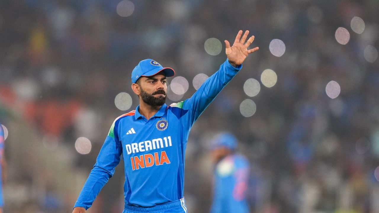 ബിസിസിഐ നിർദ്ദേശിച്ച പ്രത്യേക നിബന്ധനകളനുസരിച്ചാണ് ടീം ഇന്ത്യ ദുബായിലെത്തിയത്. ഇതിൽ താരങ്ങൾക്ക് പേഴ്സണൽ ഷെഫ് ഉണ്ടാവരുതെന്ന നിബന്ധനയുണ്ടായിരുന്നു. എന്നാൽ, ഈ നിബന്ധനയെ മറികടക്കാൻ വിരാട് കോലി ഒരു കുറുക്കുവഴി കണ്ടെത്തിയെന്നാണ് സൂചന. ദേശീയമാധ്യമങ്ങളാണ് വാർത്ത റിപ്പോർട്ട് ചെയ്തത്. (Image Credits- PTI)