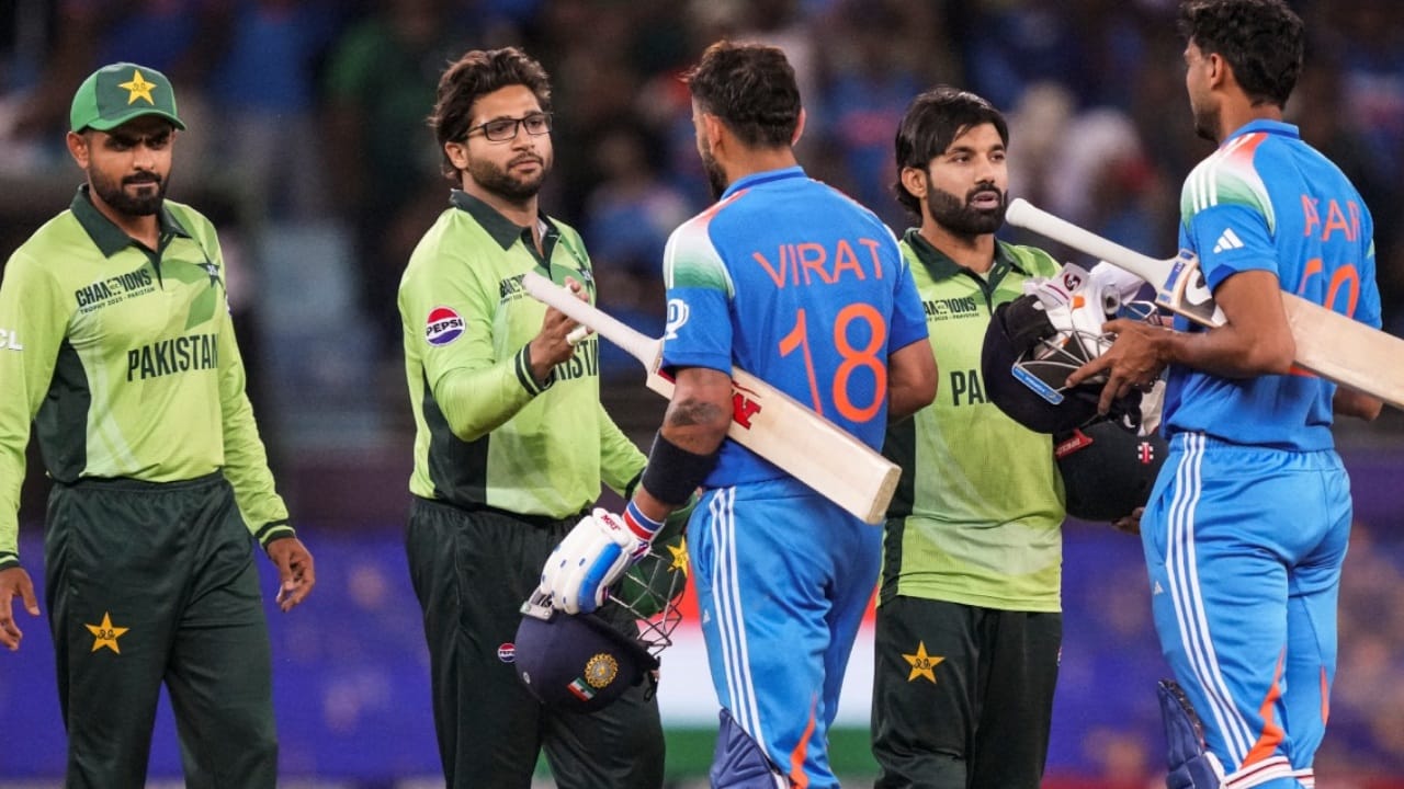 ചാമ്പ്യൻസ് ട്രോഫിയിൽ ഇന്ത്യക്കെതിരെ പരാജയപ്പെട്ടതോടെ പാകിസ്താൻ്റെ സെമി സാധ്യതകൾ ഏറെക്കുറെ അസ്തമിച്ചു. ഉദ്ഘാടനമത്സരത്തിൽ ന്യൂസീലൻഡിനോടും പരാജയപ്പെട്ട പാകിസ്താന് പക്ഷേ, സെമിസാധ്യത പൂർണമായി അടഞ്ഞിട്ടില്ല. ഇനിയും ചാമ്പ്യൻസ് ട്രോഫി സെമിഫൈനലിലെത്തുന്ന നാല് ടീമുകളിൽ ഒരു ടീമാവാൻ പാകിസ്താന് കഴിയും. (Image Credits - PTI)