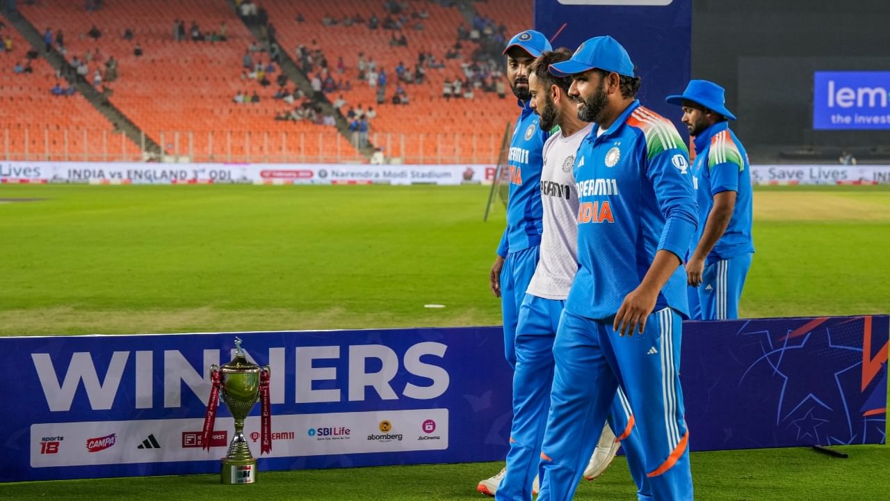 പത്ത് നിബന്ധനകളാണ് ബിസിസിഐ മുന്നോട്ടുവച്ചത്. ദേശീയ ടീമിലേക്ക് പരിഗണിക്കണമെങ്കിൽ ആഭ്യന്തര മത്സരങ്ങൾ കളിച്ചിരിക്കണമെന്നതായിരുന്നു ഒരു നിബന്ധന. മത്സരങ്ങൾക്കും പ്രാക്ടീസ് സെഷനുകൾക്കുമായുള്ള യാത്രകൾ ടീം ബസിൽ ഒരുമിച്ചാവണം. ബാഗേജ് ലിമിറ്റ് പരിധി കഴിഞ്ഞാൽ അതിൻ്റെ ചിലവ് താരങ്ങൾ തന്നെ വഹിക്കണം. പേഴ്സണൽ മാനേജർ, ഷെഫ്, അസിസ്റ്റൻ്റ്, സെക്യൂരിറ്റി, ഹെയർ ഡ്രസ്സർ തുടങ്ങി പേഴ്സണൽ സ്റ്റാഫുകളെ ഒപ്പം കൂട്ടാനാവില്ല. (Image Credits- PTI)