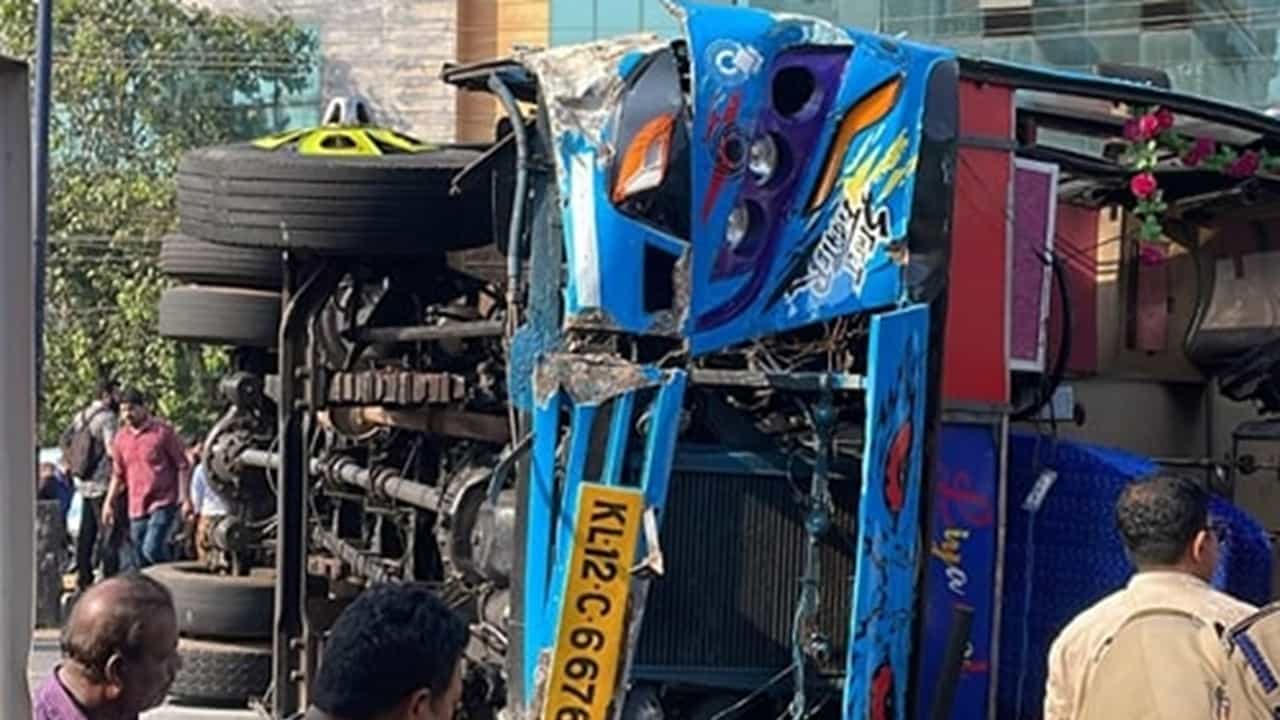 Kozhikode Bus Accident: കോഴിക്കോട് സ്വകാര്യ ബസ് നിയന്ത്രണം വിട്ട് മറിഞ്ഞു, നിരവധി പേര്‍ക്ക് പരിക്ക്‌