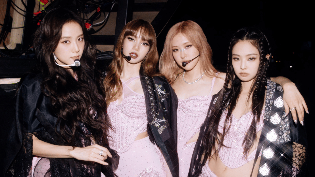 ലോക പ്രശസ്ത കൊറിയൻ സംഗീത ബാൻഡുകളിൽ ഒന്നാണ് ഗേൾ ഗ്രൂപ്പായ ബ്ലാക്ക്പിങ്ക്. ലിസ, ജെന്നി, റോസ്, ജിസൂ എന്നിങ്ങനെ നാല് അംഗങ്ങളാണ് ഗ്രൂപ്പിൽ ഉള്ളത്. നിലവിൽ ഗ്രൂപ്പിലെ താരങ്ങൾ എല്ലാം തന്നെ സോളോ കരിയറിൽ ശ്രദ്ധ കേന്ദ്രീകരിക്കുകയാണ്. എന്നാൽ ഈ വർഷത്തിന്റെ പകുതിയോടെ ഗ്രൂപ്പിന്റെ മടങ്ങിവരവ് ഉണ്ടാകും. (Image Credits: X)
