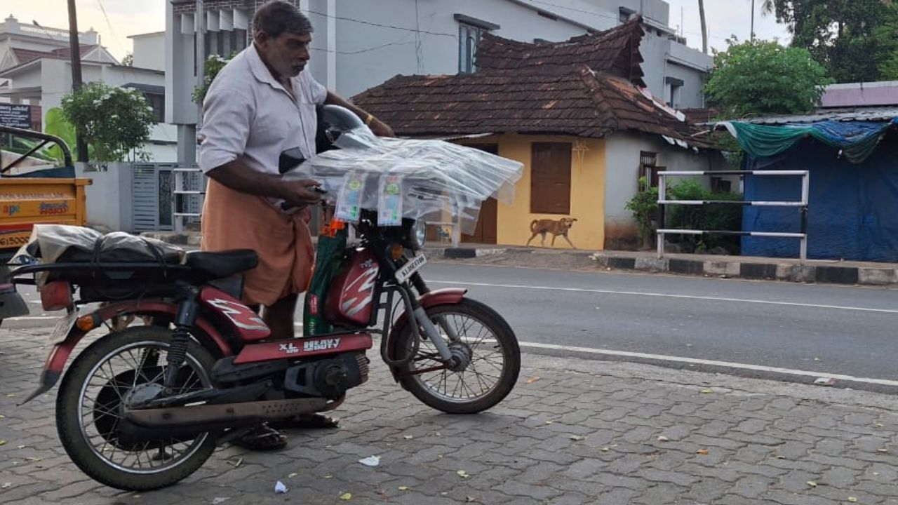 നമ്പർ നോക്കാനെന്ന വ്യാജേന വയോധികനായ ലോട്ടറി വിൽപ്പനക്കാരനെ കബളിപ്പിച്ച് ടിക്കറ്റ് തട്ടി; പ്രതി തമിഴ്നാട്ടിൽ നിന്നും പിടിയിലായി നമ്പർ നോക്കാനെന്ന വ്യാജേന വയോധികനായ ലോട്ടറി വിൽപ്പനക്കാരനെ കബളിപ്പിച്ച് ടിക്കറ്റ് തട്ടി; പ്രതി തമിഴ്നാട്ടിൽ നിന്നും പിടിയിലായി
