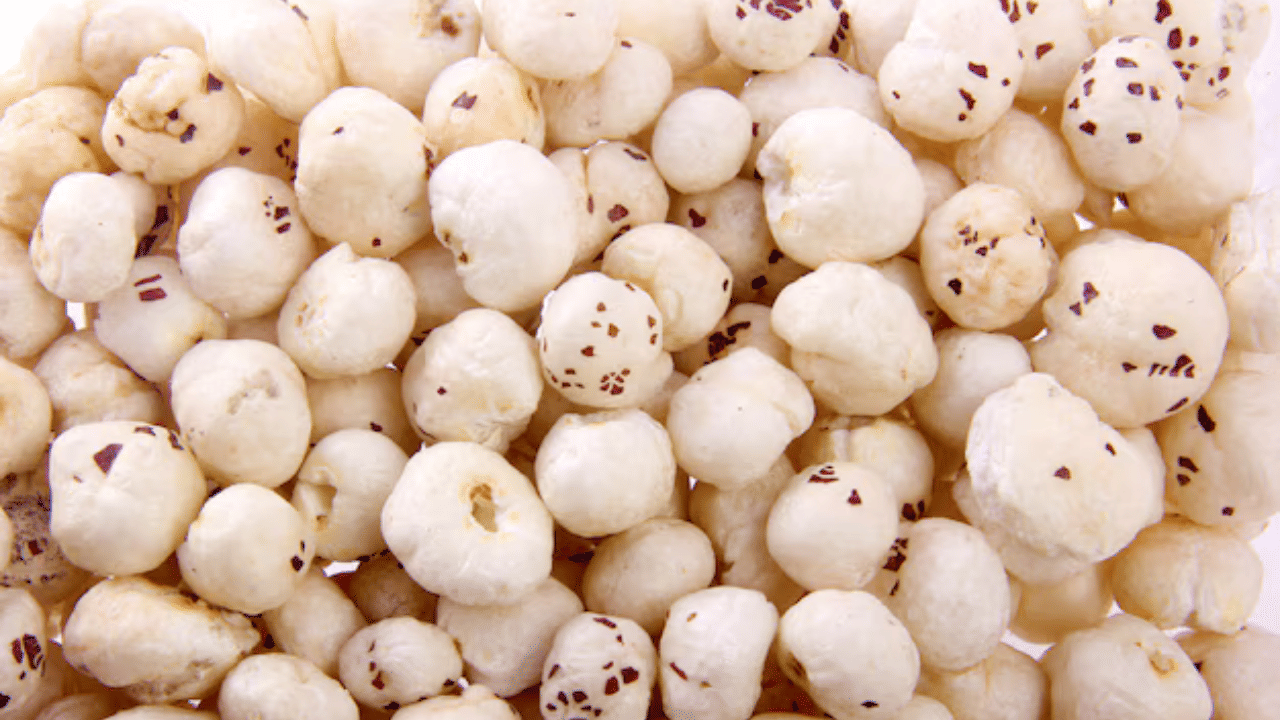  മഖാന അഥവാ ഫോക്സ് നട്ട്സ് പോഷകങ്ങളാൽ സമ്പന്നമാണ്. മറ്റേതൊരു ഭക്ഷണത്തെയും പോലെ, മഖാനയും അധികമായാൽ ആപത്താണ്. ദഹനപ്രശ്നങ്ങൾ, വൃക്കയിലെ കല്ല്, അലർജി, ശരീരഭാരം വർദ്ധിപ്പിക്കുക, ഹൃദയ സംബന്ധമായ പ്രശ്നങ്ങൾ തുടങ്ങിയ ആരോ​ഗ്യ പ്രശ്നങ്ങൾക്ക് ഇത് കാരണമായേക്കാം. 
