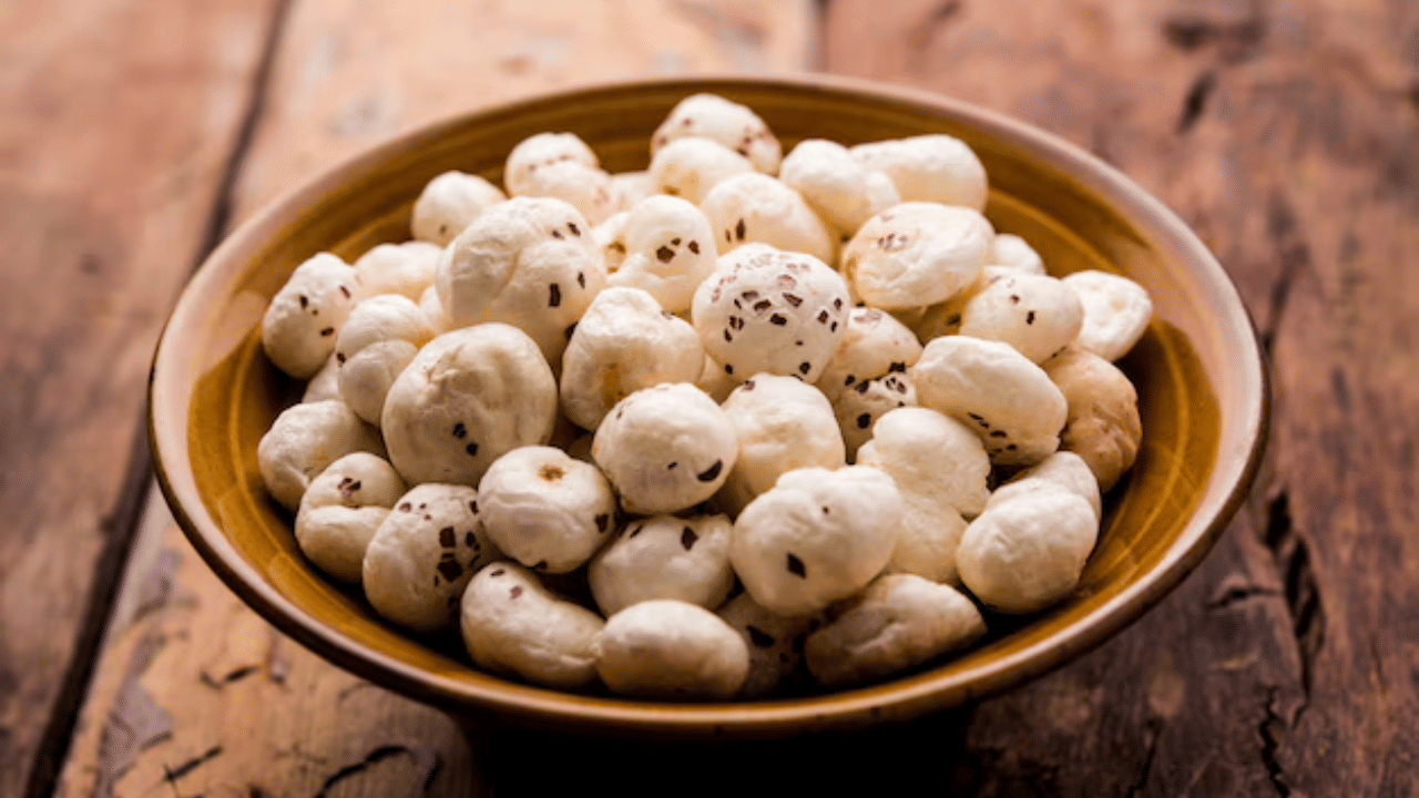 ശരീരഭാരം വർദ്ധിപ്പിക്കുക: മഖാനയിൽ കലോറി കുറവാണ്, പക്ഷേ നിങ്ങൾ അവയെ അധിക എണ്ണ, നെയ്യ് അല്ലെങ്കിൽ പഞ്ചസാര എന്നിവ ഉപയോ​ഗിച്ച് പാചകം ചെയ്താൽ അവയിൽ  കലോറി കൂടുന്നു. ഇങ്ങനെ മഖാനകൾ ധാരാളം കഴിക്കുന്നത് ശരീരഭാരം വർദ്ധിപ്പിക്കുന്നതിന് കാരണമാകും.