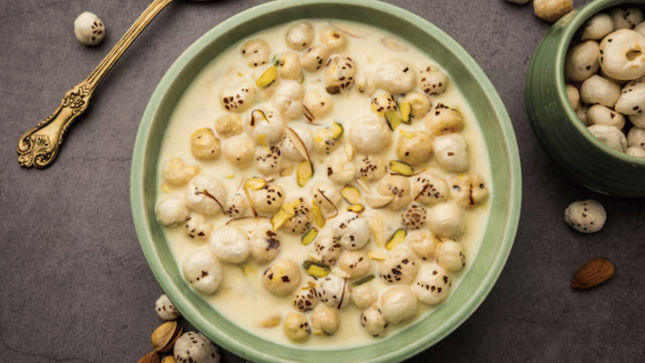 അലർജി: സാധാരണമല്ലെങ്കിലും, മഖാന അലർജിയുള്ളവർക്ക് ദോഷകരമാണ്. ഇത് ചർമ്മത്തിൽ തിണർപ്പ്, ചൊറിച്ചിൽ, അല്ലെങ്കിൽ ദഹനപ്രശ്നങ്ങൾ എന്നിവയുടെ രൂപത്തിൽ കാണപ്പെടുന്നു. അവ കഴിച്ചതിനുശേഷം എന്തെങ്കിലും അസാധാരണമായ ലക്ഷണങ്ങൾ ശ്രദ്ധയിൽപ്പെട്ടാൽ, ശ്രദ്ധിക്കുകയും ഉചിതമായി ഭക്ഷണക്രമത്തിൽ മാറ്റങ്ങൾ വരുത്തുകയും ചെയ്യേണ്ടത് നിർണായകമാണ്.