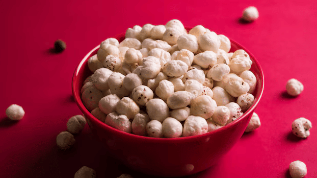 വൃക്കയിലെ കല്ല്: അസ്ഥികളുടെ ആരോഗ്യത്തിന് അത്യാവശ്യമായ കാൽസ്യം മഖാനയിൽ കാൽസ്യം അടങ്ങിയിട്ടുണ്ട്. എന്നാൽ അമിതമായ കാൽസ്യം ആരോഗ്യകരമായ കാര്യമല്ല, പ്രത്യേകിച്ച് വൃക്കയിലെ കല്ലുകൾക്ക് സാധ്യതയുള്ള ആളുകൾക്ക്. വലിയ അളവിൽ കഴിക്കുന്നത് മൂത്രത്തിൽ കാൽസ്യത്തിന്റെ അളവ് വർദ്ധിപ്പിക്കും, അത് പിന്നീട് കല്ലുകളുടെ വളർച്ചയ്ക്ക് കാരണമാകുന്നു.