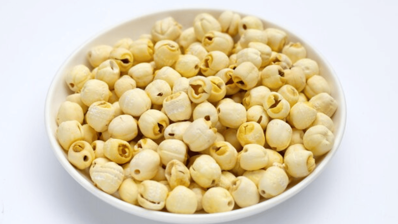 ദഹന പ്രശ്നങ്ങൾ: മഖാനയിൽ നാരുകൾ അടങ്ങിയ ഭക്ഷണമാണ്, ചെറിയ അളവിൽ കഴിച്ചാൽ ദഹനത്തിന് ഇത് വളരെ നല്ലതാണ്. എന്നാൽ അമിതമായി കഴിച്ചാൽ, വയറുവേദന, ഗ്യാസ്, മലബന്ധം എന്നിവയ്ക്ക് കാരണമാവും. ജലാംശം കുറവായതിനാൽ, മഖാന വലിയ അളവിൽ കഴിച്ചാൽ ദഹന പ്രശ്നങ്ങൾ കൂടുതൽ വഷളാക്കും.