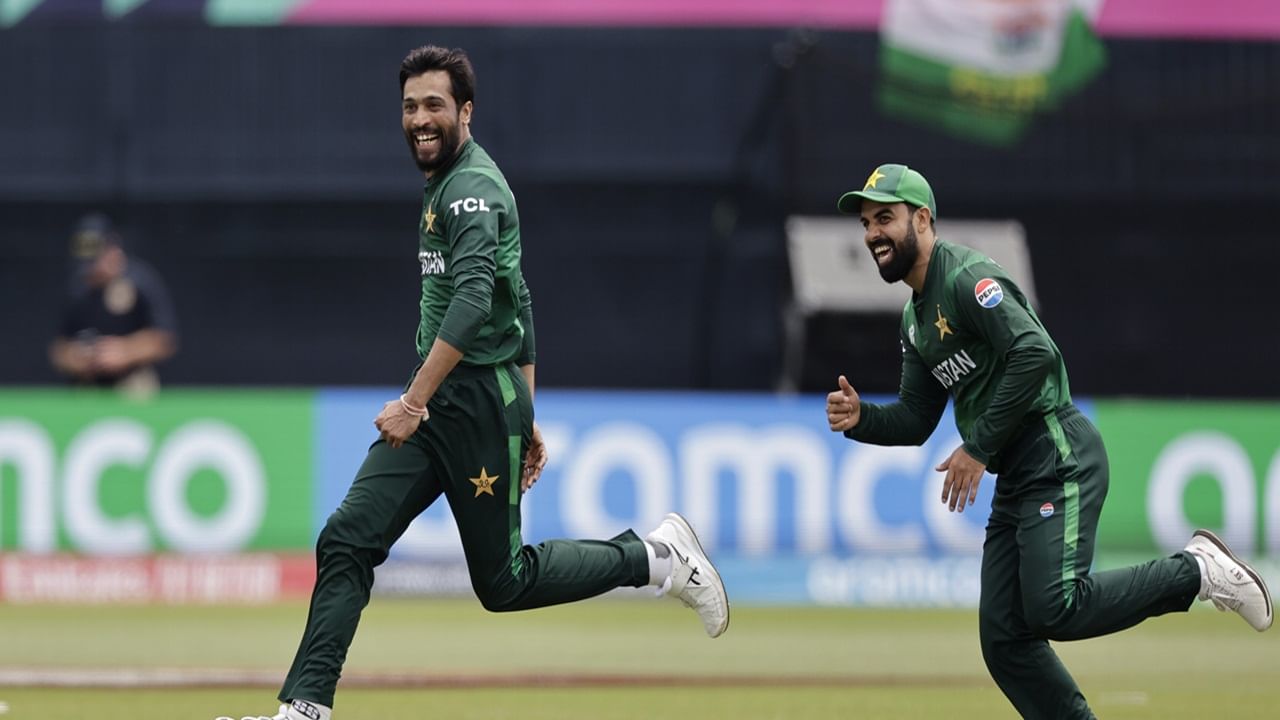 മുഹമ്മദ് അമീറും, ഹസന്‍ അലിയും മൂന്ന് വിക്കറ്റ് വീതം വീഴ്ത്തി. രോഹിതിനെ പൂജ്യത്തിനും, കോഹ്ലിയെ അഞ്ച് റണ്‍സിനുമാണ് അമീര്‍ പുറത്താക്കിയത്  (Image Credits: PTI)