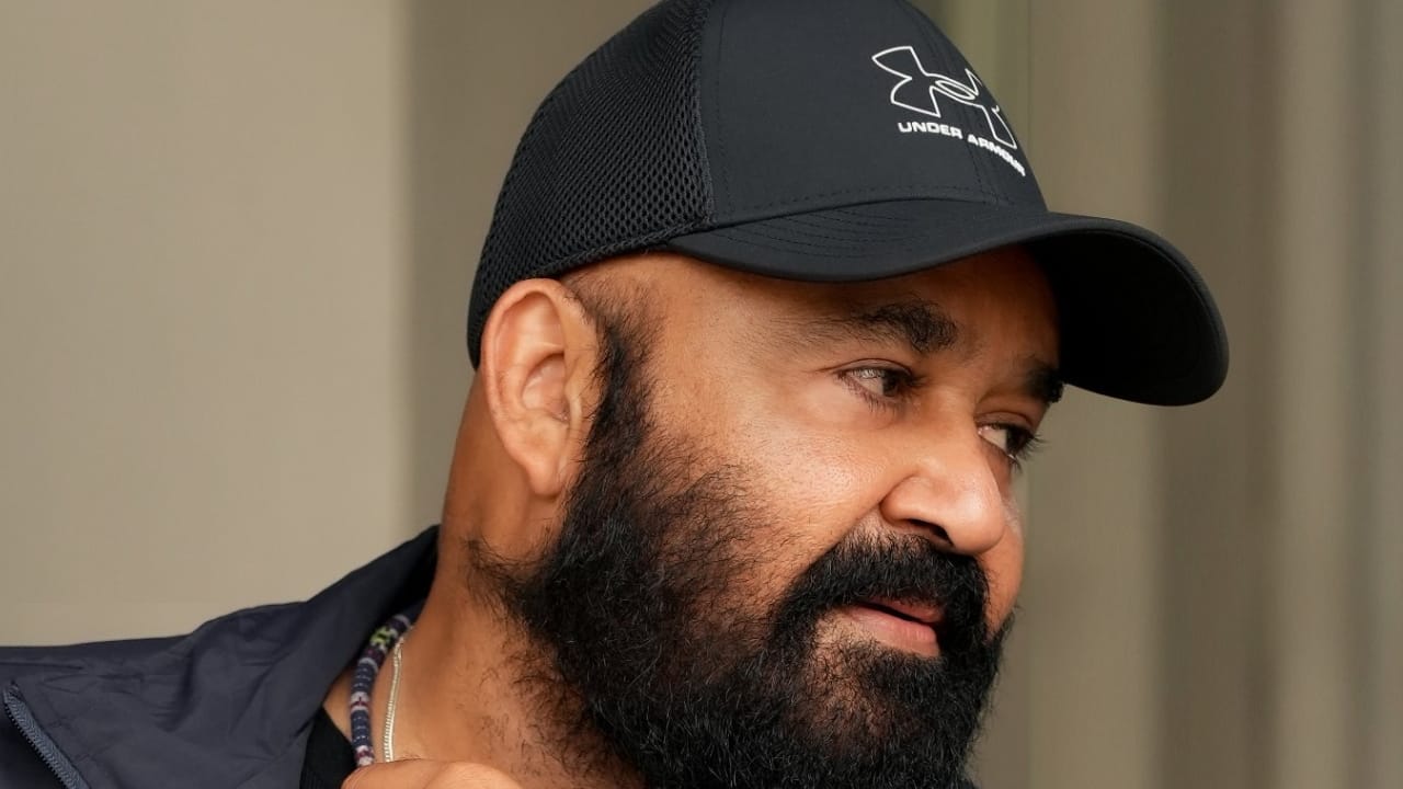 മലയാള സിനിമയിൽ ഏറ്റവും അധികം പ്രതിഫലം വാങ്ങിക്കുന്ന താരമാണ് ഇപ്പോഴും മോഹൻലാൽ

(വിവരങ്ങൾ: ഫോബ്സ്, ഇക്കണോമിക് ടൈംസ്)