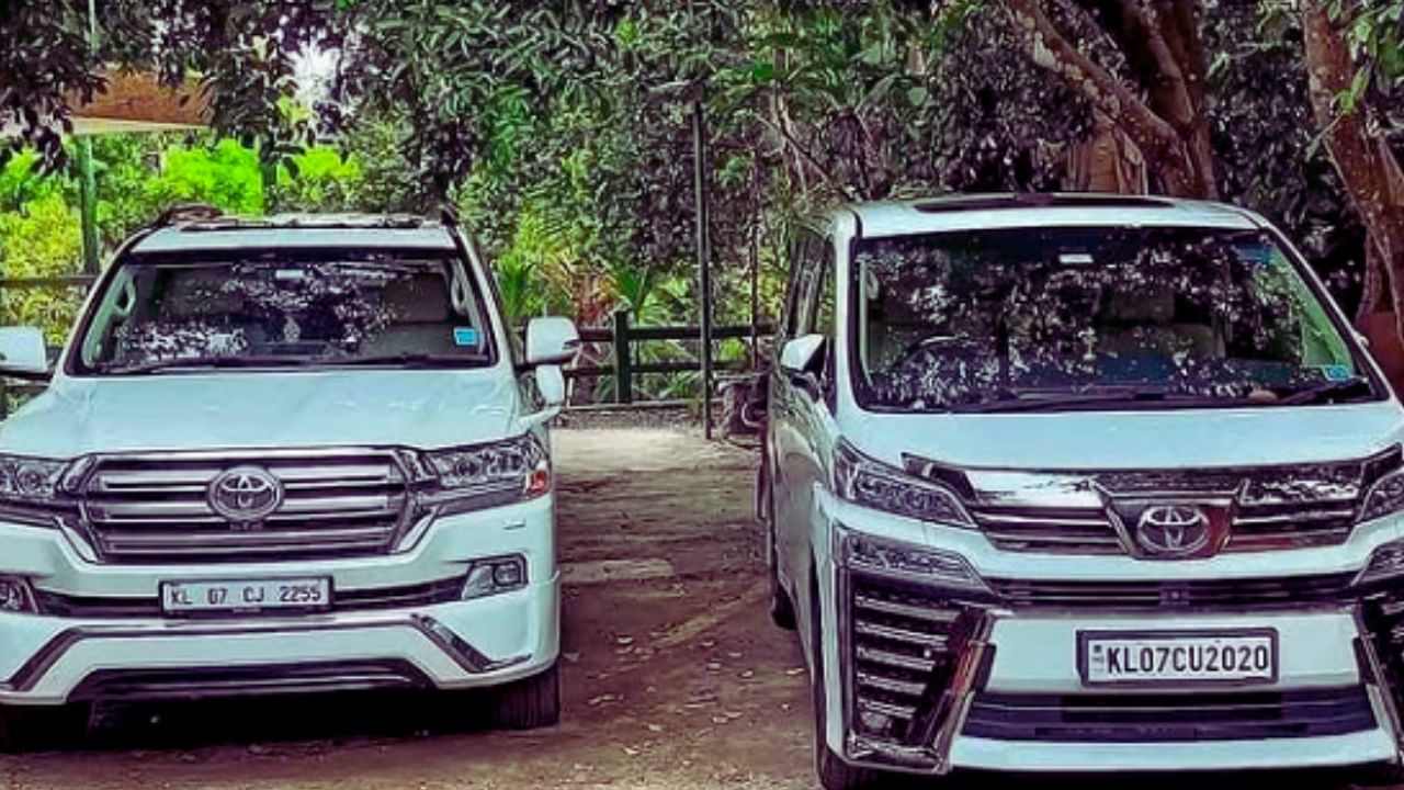 അഞ്ച് കോടിയുടെ റേഞ്ച് റോവർ,90 ലക്ഷത്തിൻ്റെ ടൊയോട്ടാ വെൽഫയർ, 1.36 കോടിയുടെ ലാൻ്റ് ക്രൂയിസർ, 78 ലക്ഷത്തിൻ്റെ മെഴ്സീഡസ് ബെൻസ് ജിഎൽ350, 4 കോടിയുടെ ലംബോർഗിനി ഉറൂസ് എന്നിവയാണ് അദ്ദേഹത്തിൻ്റെ വാഹനങ്ങൾ
(വിവരങ്ങൾ: ഫോബ്സ്, ഇക്കണോമിക് ടൈംസ്)