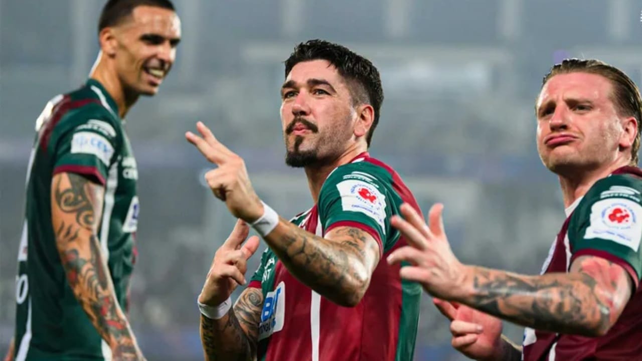 ഇന്ത്യൻ സൂപ്പർ ലീഗിൽ ഷീൽഡ് നിലനിർത്തുന്ന ആദ്യ ടീമായി മോഹൻ ബഗാൻ. ഒഡീഷ എഫ്സിക്കെതിരായ ജയത്തോടെയാണ് മോഹൻ ബഗാൻ റെക്കോർഡ് നേട്ടത്തിലെത്തിയത്. മത്സരത്തിൽ ഏകപക്ഷീയമായ ഒരു ഗോളിന് വിജയിച്ച മോഹൻ ബഗാന് നിലവിൽ 22 മത്സരങ്ങളിൽ നിന്ന് 52 പോയിൻ്റായി. ഇതോടെയാണ് അവർ ഷീൽഡ് ഉറപ്പിച്ചത്. (Image Credits - ISL Website)
