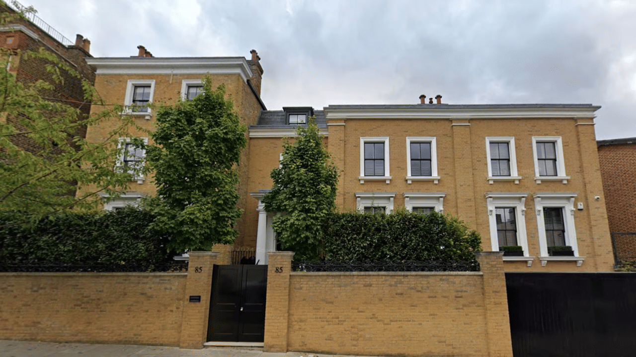 Moth Infested Mansion: നിശാശലഭങ്ങൾ ജീവിക്കാൻ സമ്മതിക്കുന്നില്ല, എവിടെയും നി​ഗൂഢത; മോചനം ലഭിച്ചത് കോടതിയുടെ ഇടപെലിൽ