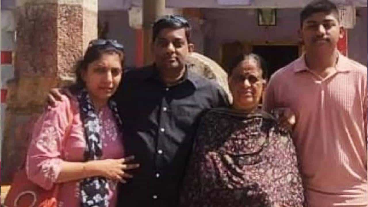 Mysore Family Deaths: മുഖം കവർ കൊണ്ടു മൂടി, കാലുകൾ കൂട്ടിക്കെട്ടി; മൈസൂരുവില് നാലംഗ കുടുംബം മരിച്ച നിലയിൽ Mysore Family Deaths: മുഖം കവർ കൊണ്ടു മൂടി, കാലുകൾ കൂട്ടിക്കെട്ടി; മൈസൂരുവില് നാലംഗ കുടുംബം മരിച്ച നിലയിൽ