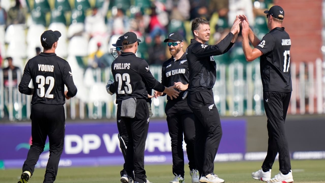 ബംഗ്ലാദേശിനെതിരായ കഴിഞ്ഞ മത്സരത്തിൽ ന്യൂസീലൻഡ് അഞ്ച് വിക്കറ്റിനാണ് വിജയിച്ചത്. ആദ്യം ബാറ്റ് ചെയ്ത ബംഗ്ലാദേശിനെ 9 വിക്കറ്റ് നഷ്ടത്തിൽ 236 റൺസിനൊതുക്കിയ ന്യൂസീലൻഡ് 47ആം ഓവറിൽ അഞ്ച് വിക്കറ്റ് നഷ്ടപ്പെടുത്തി അനായാസജയം കുറിച്ചു. സെഞ്ചുറിയടിച്ച രചിൻ രവീന്ദ്രയാണ് ന്യൂസീലൻഡിൻ്റെ ടോപ്പ് സ്കോറർ. നാല് വിക്കറ്റ് വീഷ്ത്തിയ മൈക്കൽ ബ്രേസ്‌വെൽ കളിയിലെ താരമായി. (Image Credits - PTI)