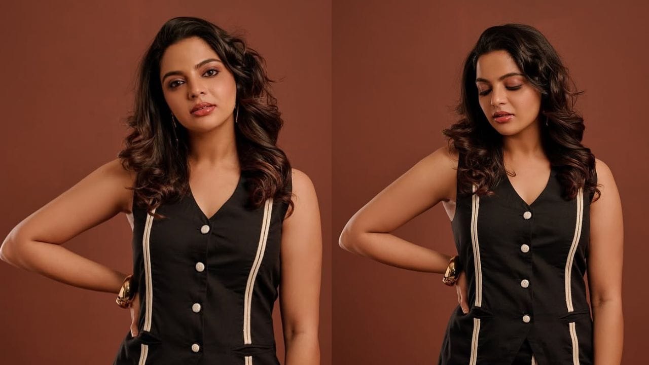 നിഖില വിമല്‍ നായികയാകുന്ന എല്ലാ സിനിമകളും ഹിറ്റാണ്. താരത്തിന്റെ സിനിമകള്‍ മാത്രമല്ല അഭിമുഖങ്ങളും ഏറെ ശ്രദ്ധിക്കപ്പെടാറുണ്ട്. ഇപ്പോള്‍ എവിടെ പോയാലും നിഖില നേരിടുന്നൊരു ചോദ്യമാണ് വിവാഹത്തെ കുറിച്ച്. അങ്ങനെ തന്റെ വിവാഹവുമായി ബന്ധപ്പെട്ട ചോദ്യത്തിന് മറുപടി നല്‍കിയിരിക്കുകയാണ് താരം. കൗമുദി മൂവീസിന് നല്‍കിയ അഭിമുഖത്തിലാണ് നിഖില മനസുതുറക്കുന്നത്. (Image Credits: Instagram)