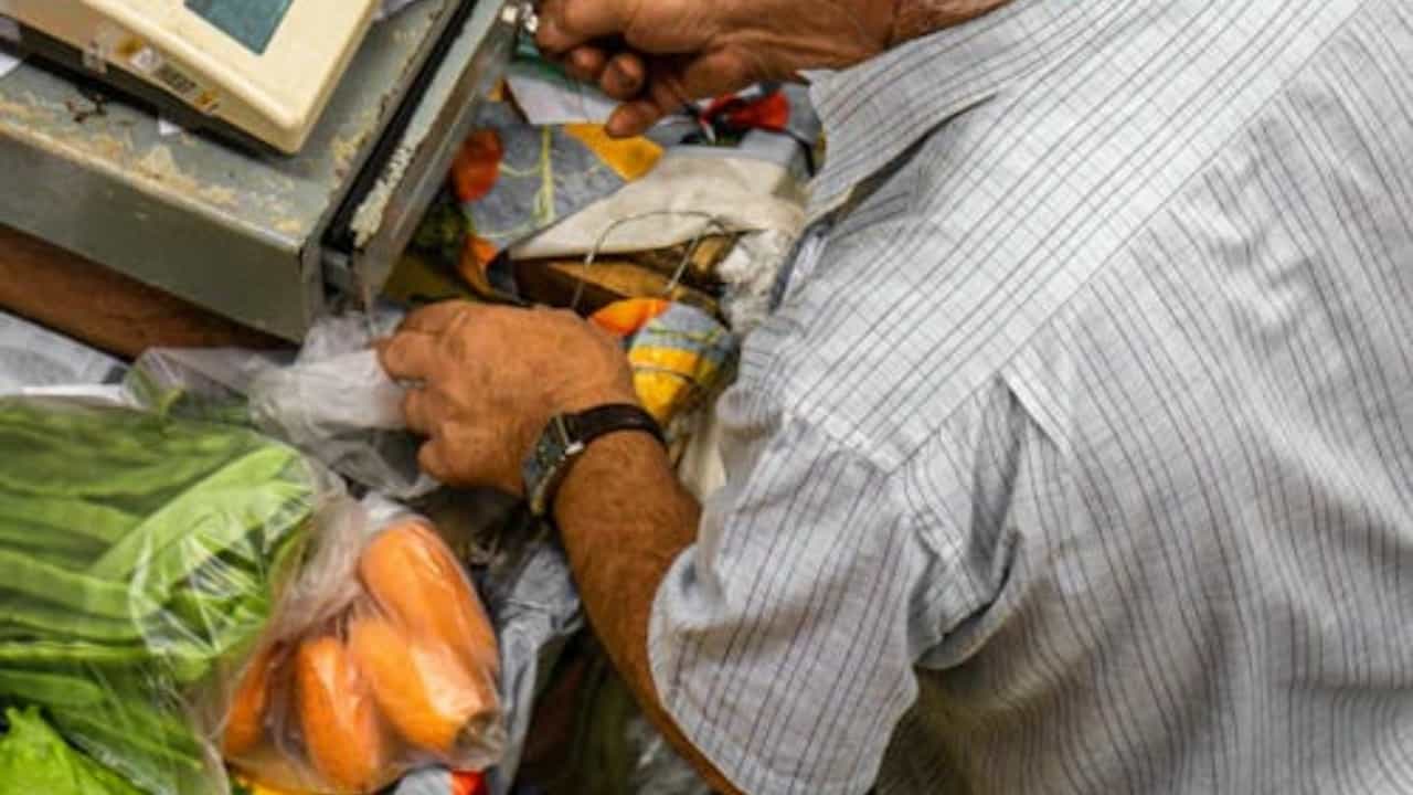 Ramadan In UAE: റമദാനിൽ അവശ്യസാധനങ്ങൾക്ക് അനാവശ്യമായി വിലവർധിപ്പിക്കരുത്; നിർദ്ദേശവുമായി യുഎഇ സാമ്പത്തിക മന്ത്രി