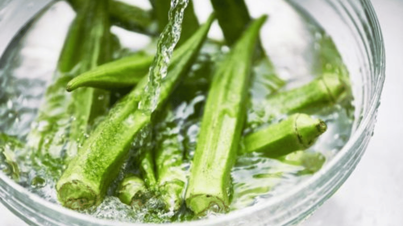 വീട്ടിൽ തന്നെ വളരെ എളുപ്പത്തിൽ തയ്യാറാക്കാവുന്ന ഈ പാനീയം നിങ്ങൾക്ക് നൽകുന്ന ആരോ​ഗ്യ ​ഗുണങ്ങൾ എന്തെല്ലാമെന്ന് നോക്കാം.   വെണ്ടക്കയിൽ നാരുകൾ അടങ്ങിയിട്ടുള്ളതിനാൽ പോഷകസമ്പുഷ്ടമായി പ്രവർത്തിക്കുകയും മലവിസർജ്ജനം സുഗമവും എളുപ്പവുമാക്കുകയും ചെയ്യുന്നു. കുടലിന്റെ ആരോഗ്യ സംരക്ഷണത്തിനും ഇത് മികച്ചതാണ്.