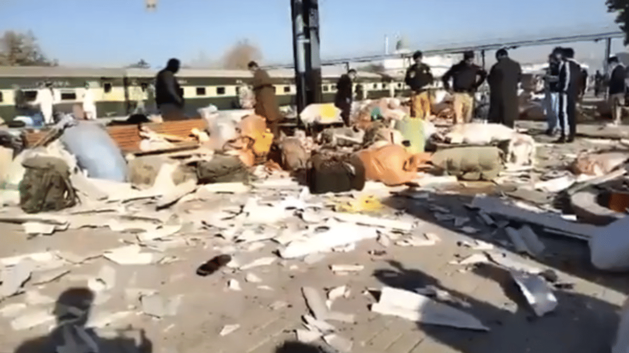 Pakistan Bomb Blast: പാകിസ്ഥാനിൽ മദ്രസയിൽ നമസ്കാരത്തിനിടെ ചാവേർ ആക്രമണം; അഞ്ചുപേർ മരിച്ചു, നിരവധി പേർക്ക് പരിക്ക്