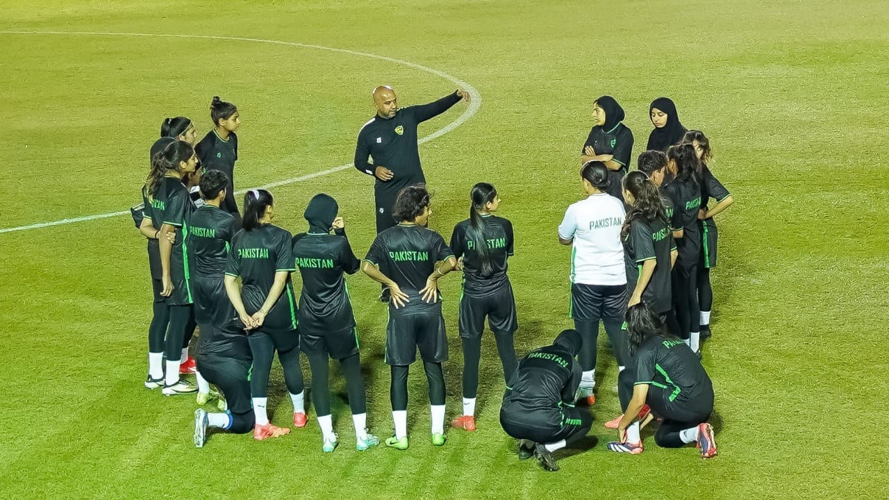 പാകിസ്താൻ ഫുട്ബോൾ ഫെഡറേഷനെ (പിഎഫ്എഫ്) സസ്പൻഡ് ചെയ്ത് ഫിഫ. നിക്ഷ്പക്ഷവും സുതാര്യവുമായി തിരഞ്ഞെടുപ്പ് നടത്താനുള്ള നടപടിക്രമങ്ങൾ സ്വീകരിച്ചില്ലെന്ന് ചൂണ്ടിക്കാട്ടിയാണ് ഫിഫയുടെ നടപടി. അഴിമതിയും ദുർഭരണവും കാരണം ഫിഫ നിയമിച്ച പ്രത്യേക കമ്മറ്റിയാണ് 2019 മുതൽ പാകിസ്താൻ ഫുട്ബോൾ ഫെഡറേഷൻ്റെ ഭരണം കൈകാര്യം ചെയ്യുന്നത്. (Image Courtesy - Social Media)