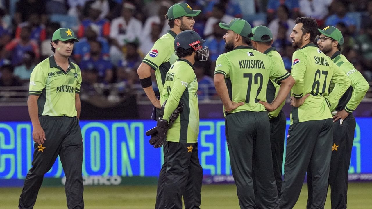 പുരുഷ ടീമിന് ഒരു സ്‌പോണ്‍സറെ കണ്ടെത്തുന്നത് ഒരു വെല്ലുവിളിയായി മാറിയേക്കാമെന്ന് വിവിധ മാധ്യമങ്ങള്‍ റിപ്പോര്‍ട്ട് ചെയ്തു. നോക്കൗട്ടില്‍ തിരിച്ചടി നേരിടുന്നതിന് മുമ്പ് ഗദ്ദാഫി സ്റ്റേഡിയത്തില്‍ നടന്ന ഓസ്‌ട്രേലിയ-ഇംഗ്ലണ്ട് മത്സരം കാണാന്‍ നിരവധി പേരെത്തിയിരുന്നു. ഇത് പാക് ക്രിക്കറ്റ് ബോര്‍ഡിന് ആത്മവിശ്വാസവും പകര്‍ന്നിരുന്നു (Image Credits : PTI)