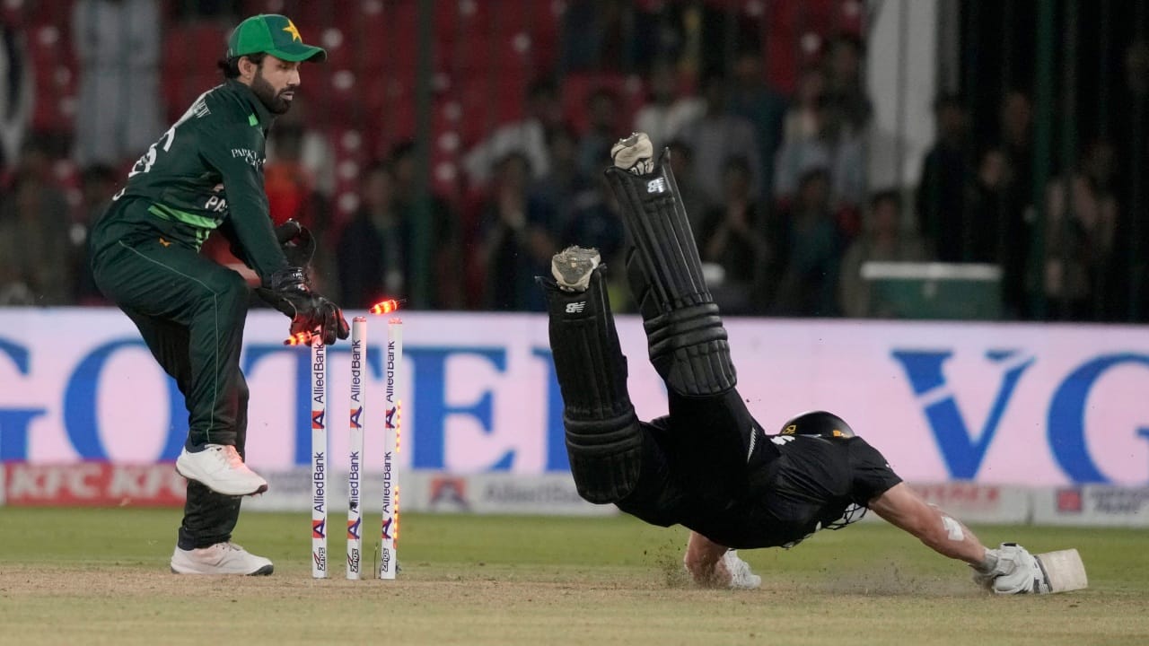 2025 ചാമ്പ്യൻസ് ട്രോഫി ഈ മാസം 19ന് ആരംഭിക്കും. ആതിഥേയരായ പാകിസ്താനും ന്യൂസീലൻഡും തമ്മിൽ കറാച്ചി നാഷണൽ സ്റ്റേഡിയത്തിലാണ് മത്സരം നടക്കുക. ഇന്ത്യൻ സമയം ഉച്ചകഴിഞ്ഞ് 2.30ന് മത്സരം ആരംഭിക്കും. ഗ്രൂപ്പ് എയിലാണ് ന്യൂസീലൻഡും പാകിസ്താനും ഉൾപ്പെട്ടിരിക്കുന്നത്. (Image Credits - PTI)