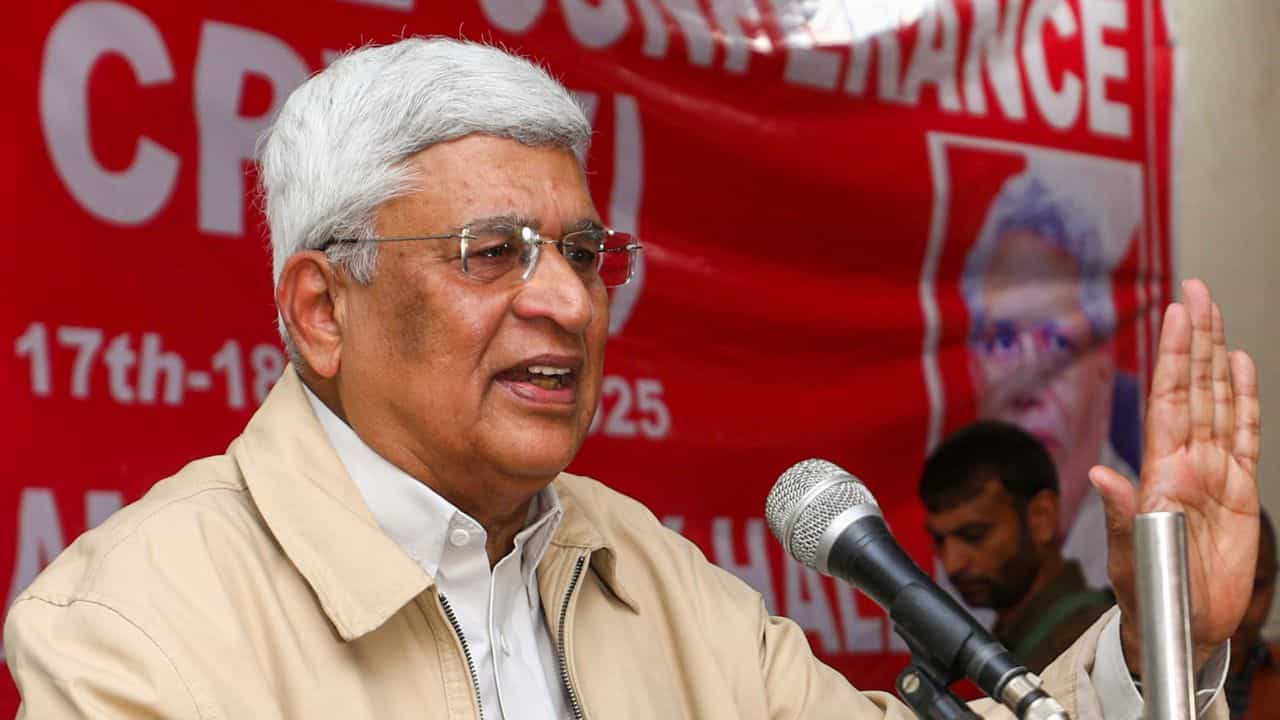 Bengal CPM : നിങ്ങൾ ഗ്രാമങ്ങളിലേക്ക് പോകൂ; ബംഗാളിൽ പാർട്ടിയെ ശക്തിപ്പെടുത്താൻ പ്രവർത്തകരോട് നിർദേശിച്ച് പ്രകാശ് കാരാട്ട്