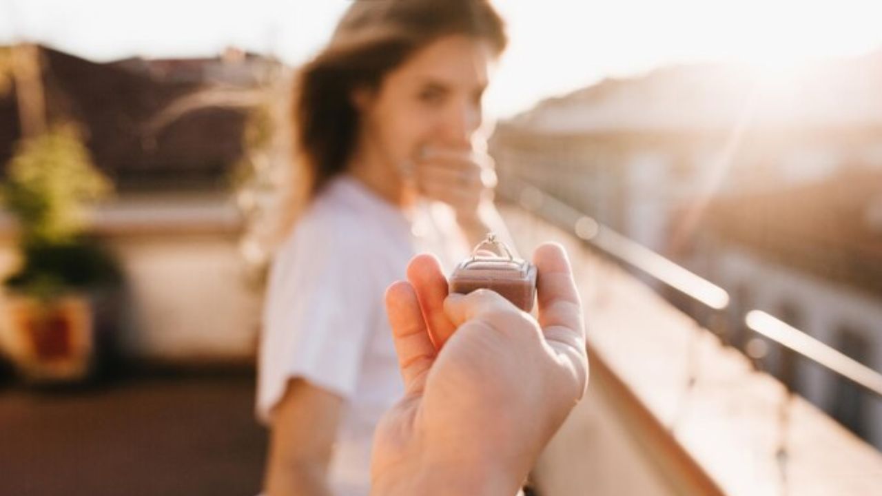 Propose Day 2025: എന്തിനിത്ര മടി! പൂ കൊടുത്തില്ലേ ഇനി പ്രൊപ്പോസ് ചെയ്യാം