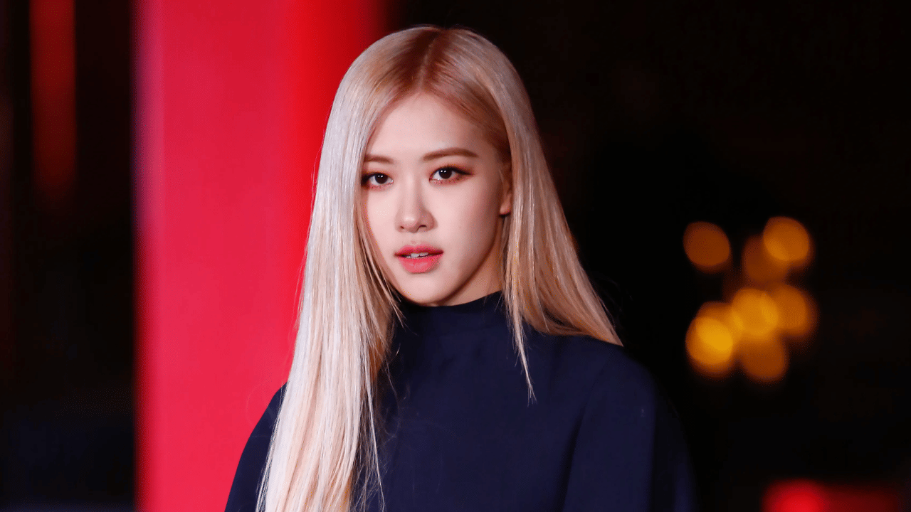 കൊറിയൻ സംഗീത ബാൻഡായ ബ്ലാക്ക്പിങ്കിലെ റോസ് തന്റെ 'എപിടി' ഗാനത്തിലൂടെ റെക്കോർഡുകൾ തകർത്ത് മുന്നേറുകയാണ്. അമേരിക്കൻ ഗായകൻ ബ്രൂണോ മാഴ്സിനൊപ്പം സഹകരിച്ചാണ് റോസ് ഈ ഗാനം പുറത്തിറക്കിയത്. ബിൽബോർഡ് ചാർട്ടുകളിൽ ആധിപത്യം സ്ഥാപിച്ച 'എപിടി' അമേരിക്കൻ ഗായിക മരിയ കാരി ഉൾപ്പടെയുള്ള പല വമ്പന്മാരെയും ഇതിനകം മറികടന്നു കഴിഞ്ഞു. (Image Credits: X)
