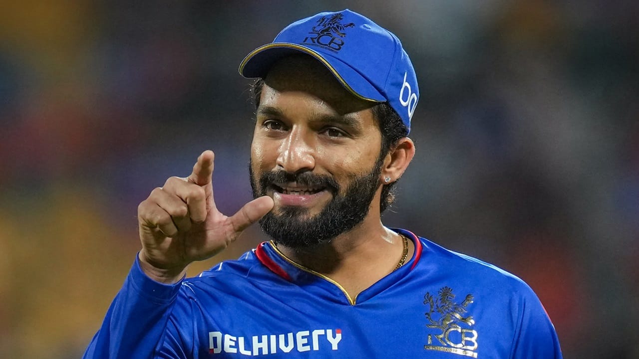 അപ്രതീക്ഷിതമായാണ് റോയല്‍ ചലഞ്ചേഴ്‌സ് ബെംഗളൂരുവിന്റെ ക്യാപ്റ്റനായി രജത് പട്ടീദാറെ പ്രഖ്യാപിച്ചത്. കഴിഞ്ഞ ദിവസമായിരുന്നു പ്രഖ്യാപനം. വിരാട് കോഹ്ലി ക്യാപ്റ്റനാകില്ലെന്ന് വ്യക്തമായതോടെ പട്ടീദാറോ, ക്രുണാല്‍ പാണ്ഡ്യയോ ക്യാപ്റ്റനാകുമെന്ന് സൂചനയുണ്ടായിരുന്നു (Image Credits : PTI)