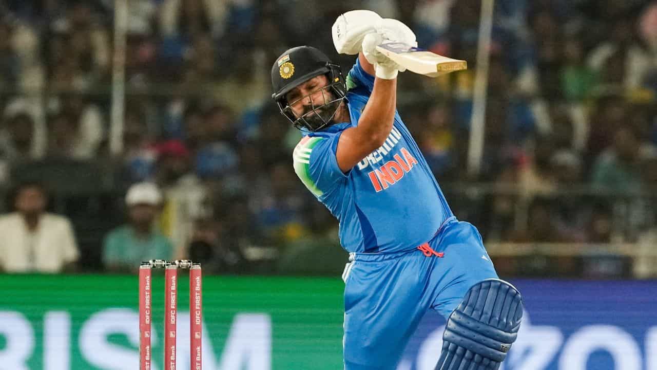 Rohit Sharma: കളി അവസാനിച്ചിട്ടില്ലെടാ! കട്ടക്കില് ഹിറ്റ്മാന് ഷോ Rohit Sharma: കളി അവസാനിച്ചിട്ടില്ലെടാ! കട്ടക്കില് ഹിറ്റ്മാന് ഷോ