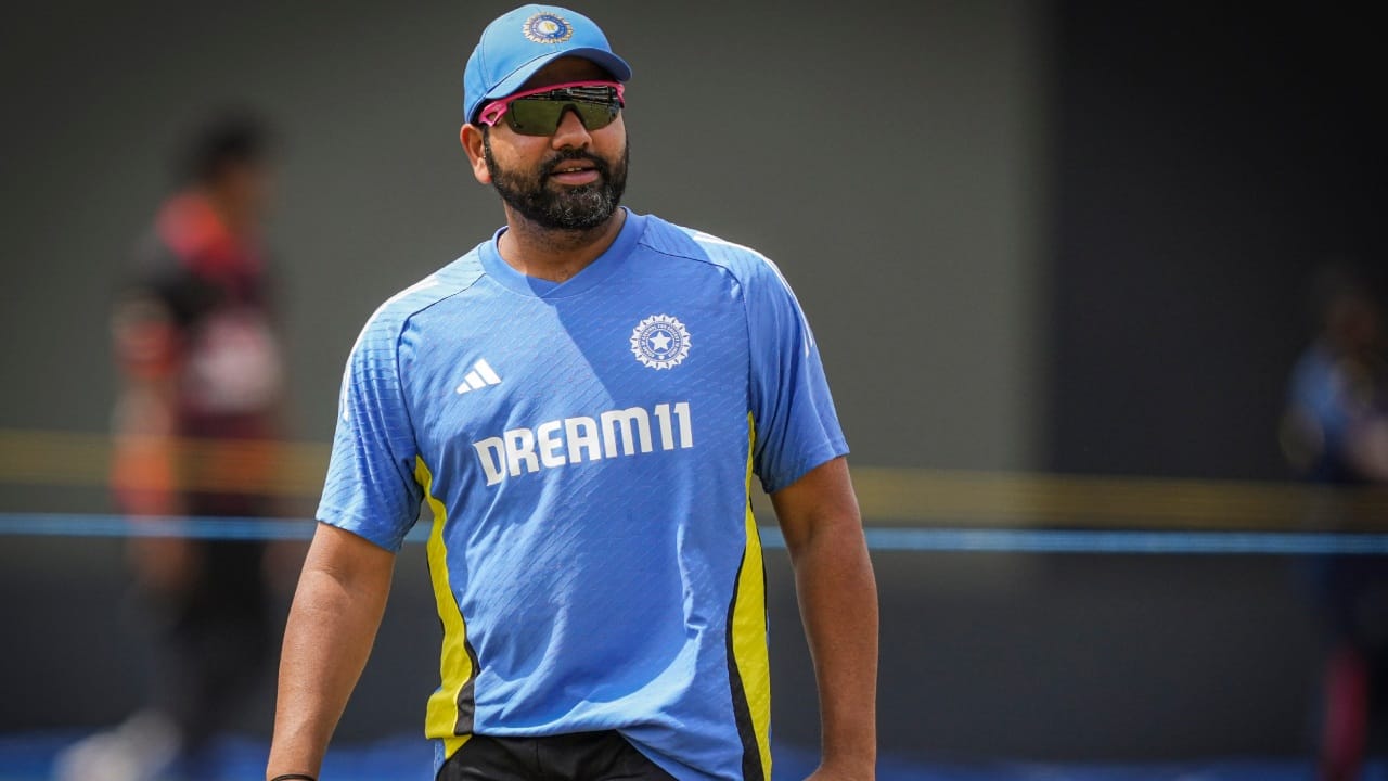 രോഹിത് ശർമ്മയുടെ ഭാവി പരിപാടികൾ ചാമ്പ്യൻസ് ട്രോഫിയ്ക്ക് ശേഷം തീരുമാനിക്കണമെന്ന് ബിസിസിഐ. ടൂർണമെൻ്റ് അവസാനിക്കുമ്പോൾ തന്നെ ഭാവി പരിപാടികളെന്താണെന്നറിയിക്കണമെന്ന് ബിസിസിഐ രോഹിതിന് നിർദ്ദേശം നൽകിയിട്ടുണ്ട്. ഇന്ത്യൻ ഏകദിന, ടെസ്റ്റ് ടീം നായകനായ രോഹിത് ശർമ്മ ടി20യിൽ നിന്ന് വിരമിച്ചിരുന്നു. (Image Credits - PTI)