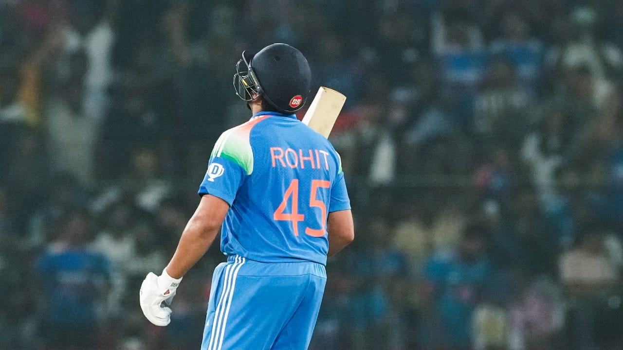 ഇംഗ്ലണ്ടിനെതിരായ രണ്ടാം ഏകദിനത്തിൽ ഇന്ത്യ അനായാസം വിജയിച്ചപ്പോൾ ക്യാപ്റ്റൻ രോഹിത് ശർമ്മയാണ് മുന്നിൽ നിന്ന് നയിച്ചത്. 90 പന്തിൽ 119 റൺസ് നേടിയ രോഹിതിൻ്റെ പ്രകടനത്തിലാണ് ഇന്ത്യ 45ആം ഓവറിൽ നാല് വിക്കറ്റിന് കളി ജയിച്ചത്. ഈ ഇന്നിംഗ്സോടെ ഏകദിന ക്രിക്കറ്റിൽ രോഹിത് ശർമ്മ സവിഷേഷകരമായ ഒരു റെക്കോർഡും സ്ഥാപിച്ചു. (Image Credits - PTI)
